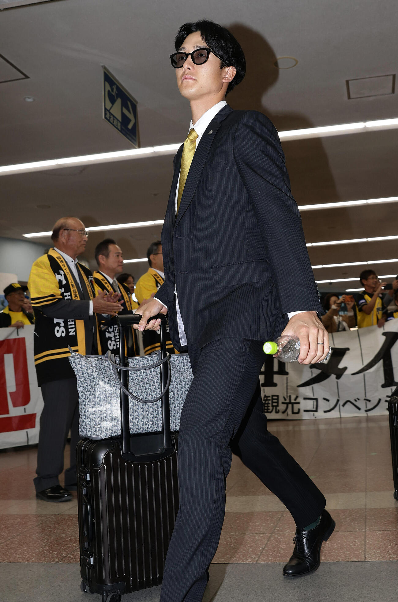 高知龍馬空港に到着した阪神小幡竜平（撮影・前田充）