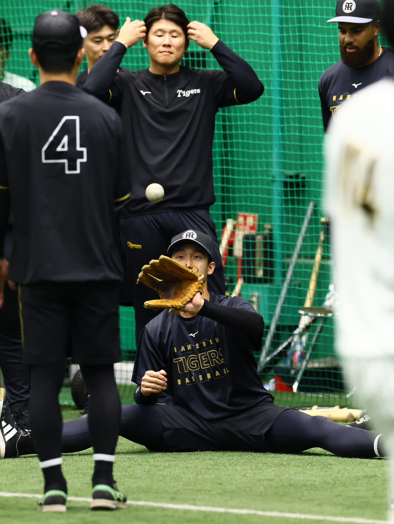 ウェブ部分が無いグラブをはめ熊谷敬宥（左）とキャッチボールする阪神小幡竜平（撮影・加藤哉）