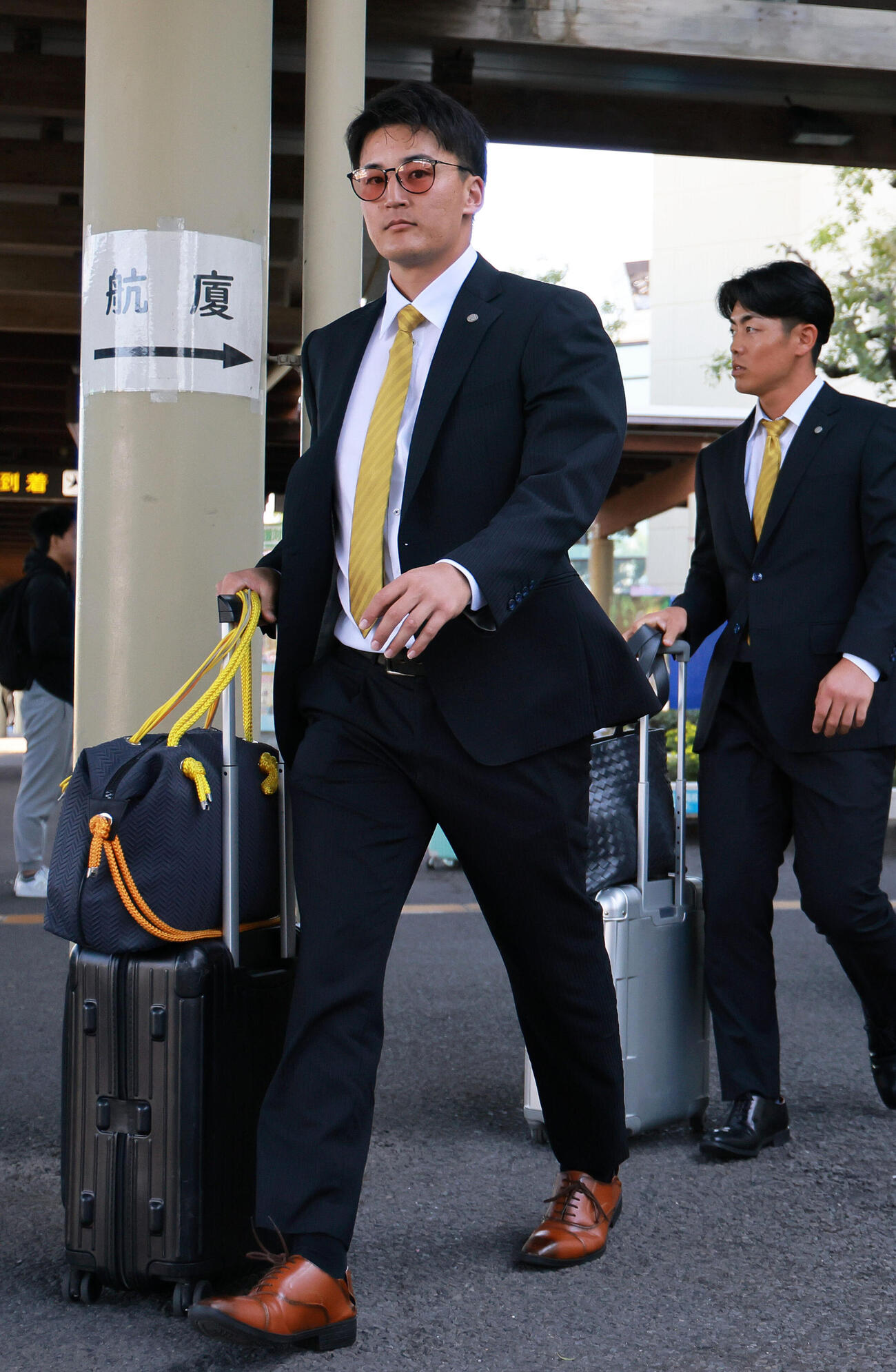 高知龍馬空港に到着した阪神元山飛優（撮影・上山淳一）