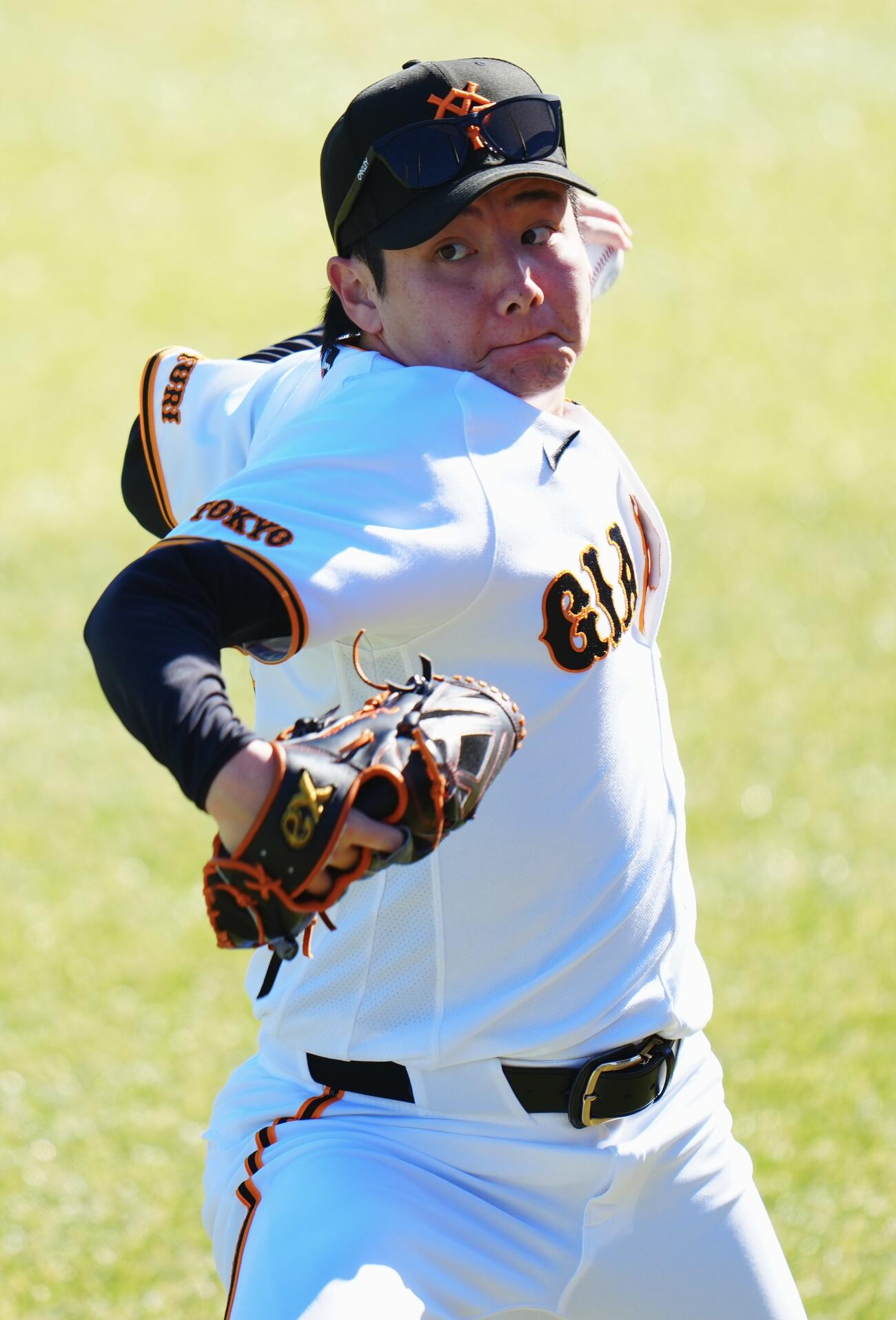 投球練習を行う巨人竹丸和幸（撮影・垰建太）