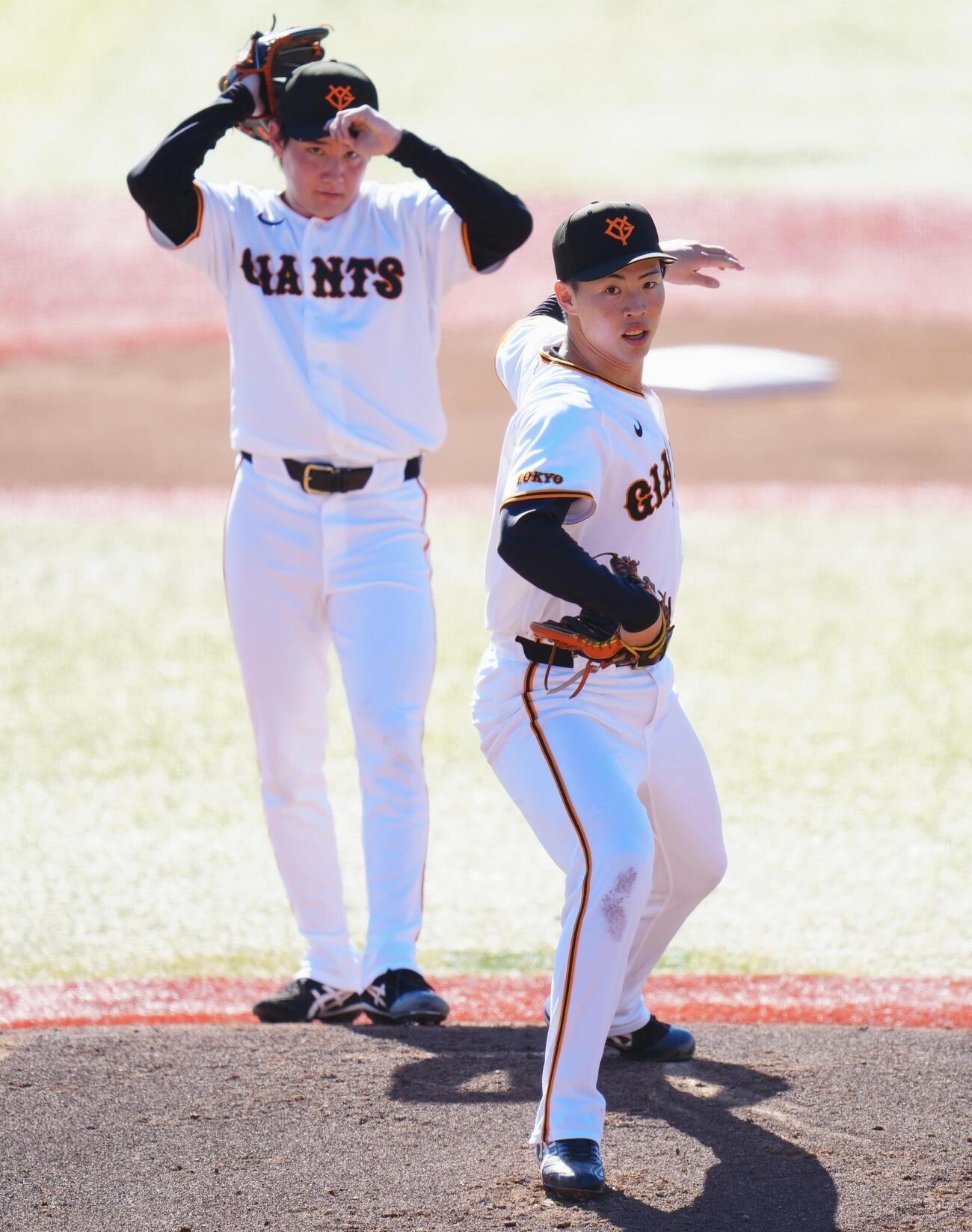ノックを受ける巨人森田駿哉（手前）と竹丸和幸（撮影・垰建太）