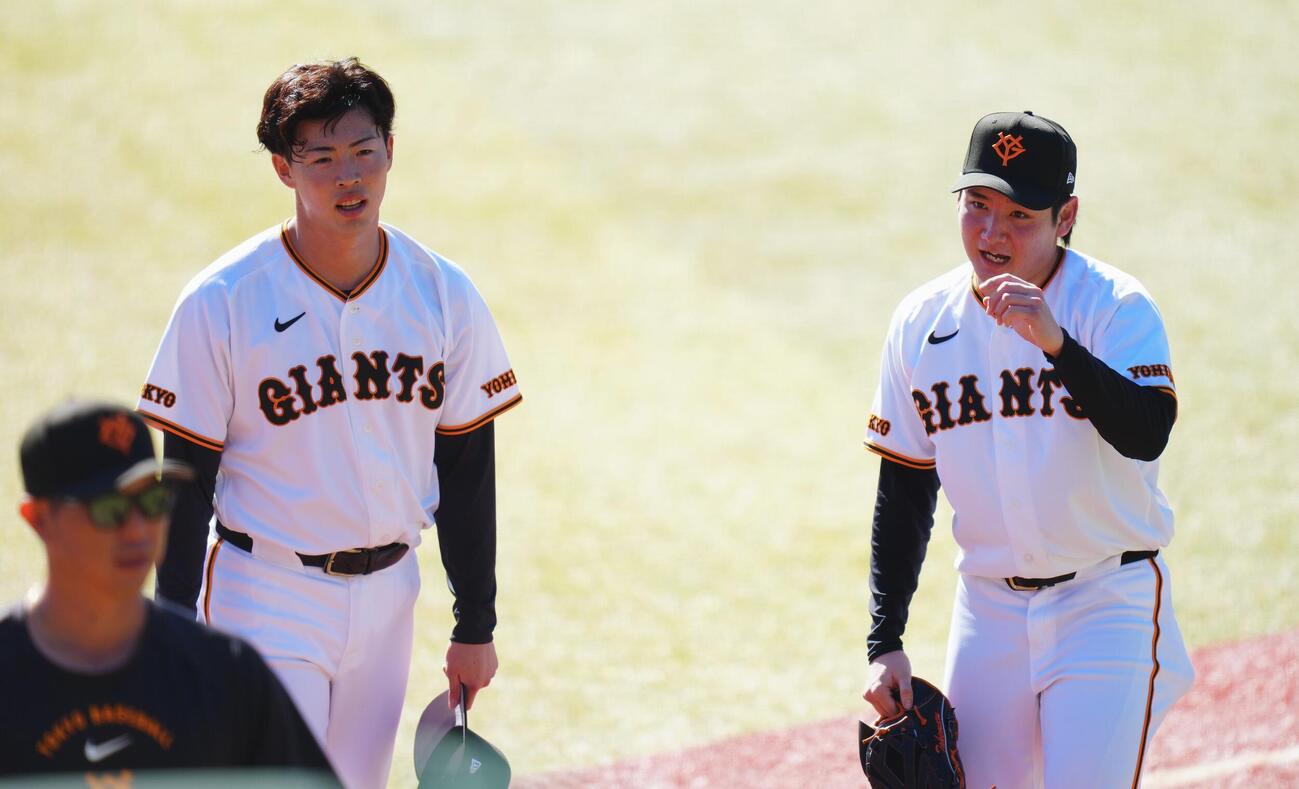 ノックを終えた巨人森田駿哉（左）と竹丸和幸（撮影・垰建太）