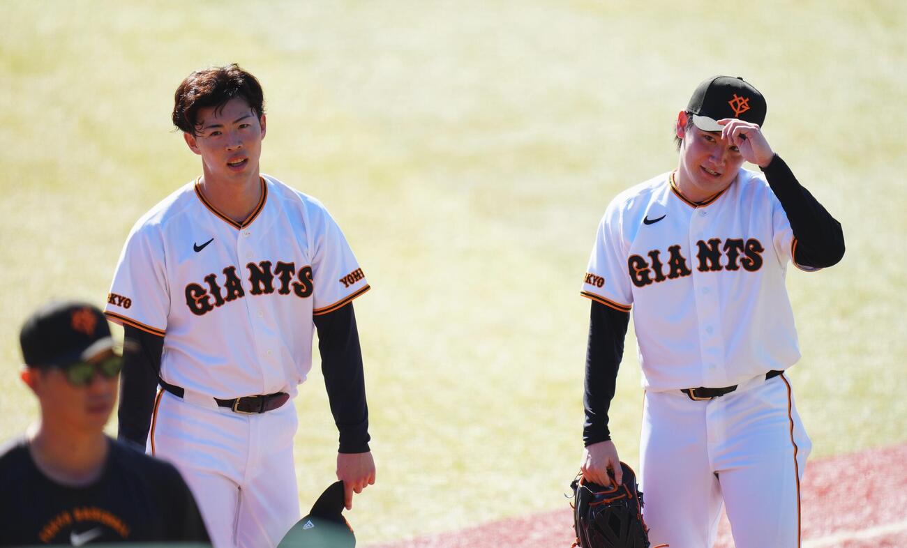 ノックを終えた巨人森田駿哉（左）と竹丸和幸（撮影・垰建太）