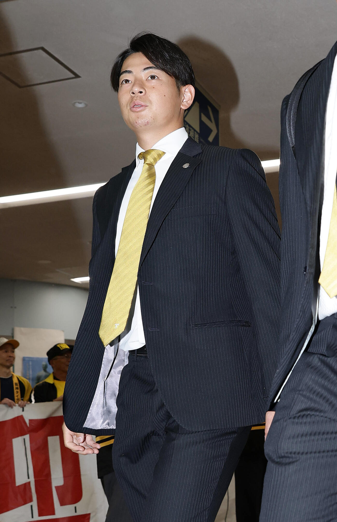 高知龍馬空港に到着した阪神下村海翔（撮影・前田充）