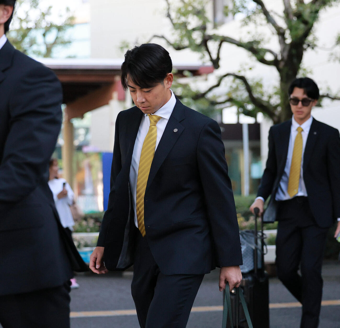 高知龍馬空港に到着した阪神下村海翔（撮影・上山淳一）