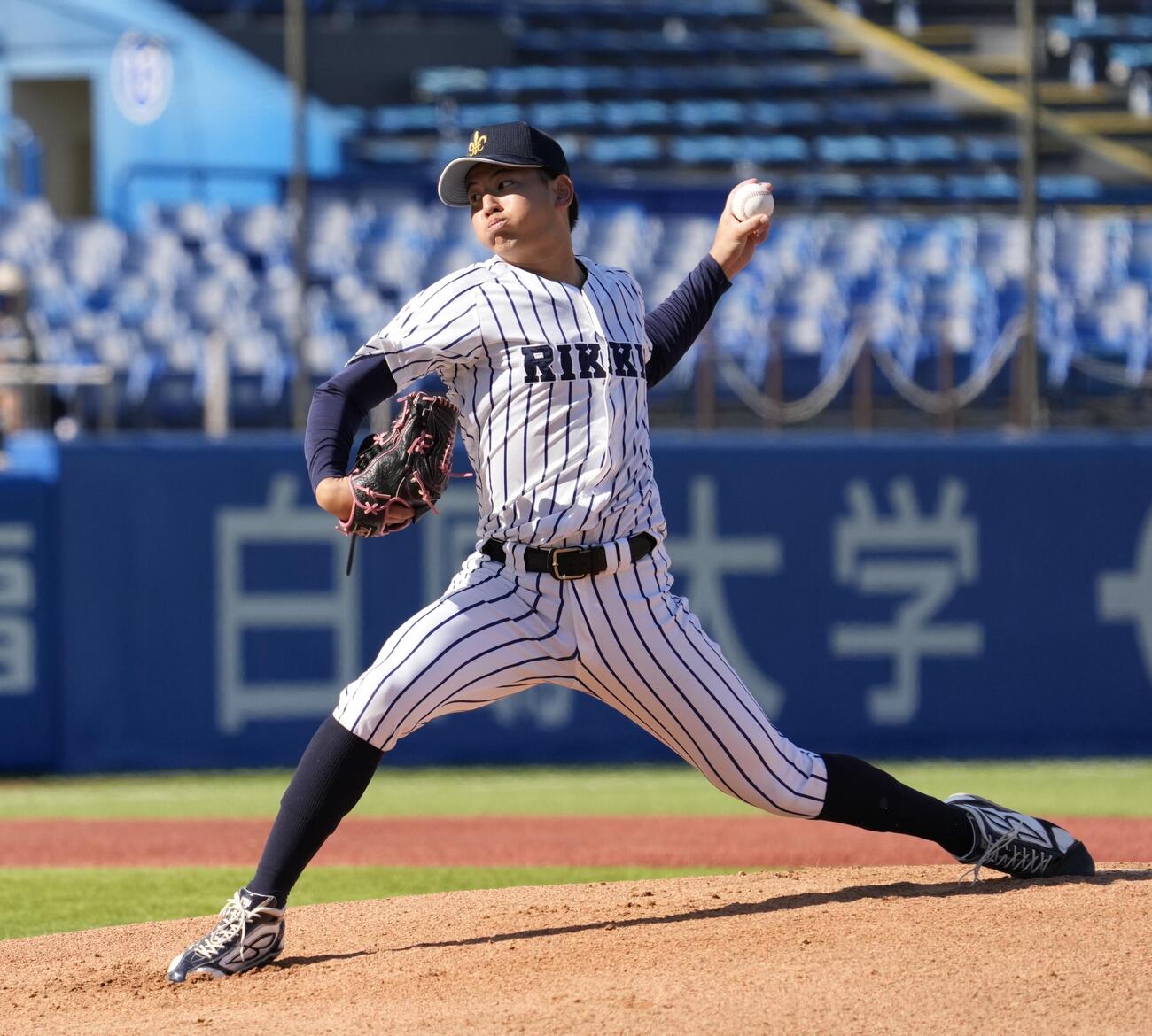 立大対明大　力投する先発の立大・田中優飛（撮影・小島史椰）