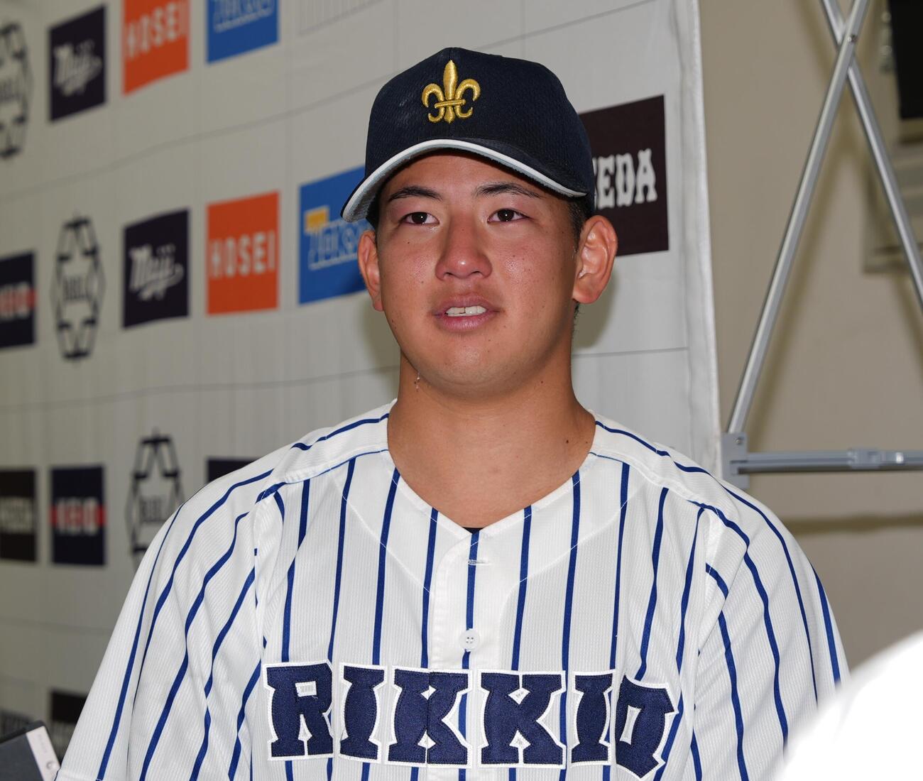 立大対明大　明大にサヨナラ負けし囲み取材で目に涙を浮かべる立大・田中優飛（撮影・小島史椰）