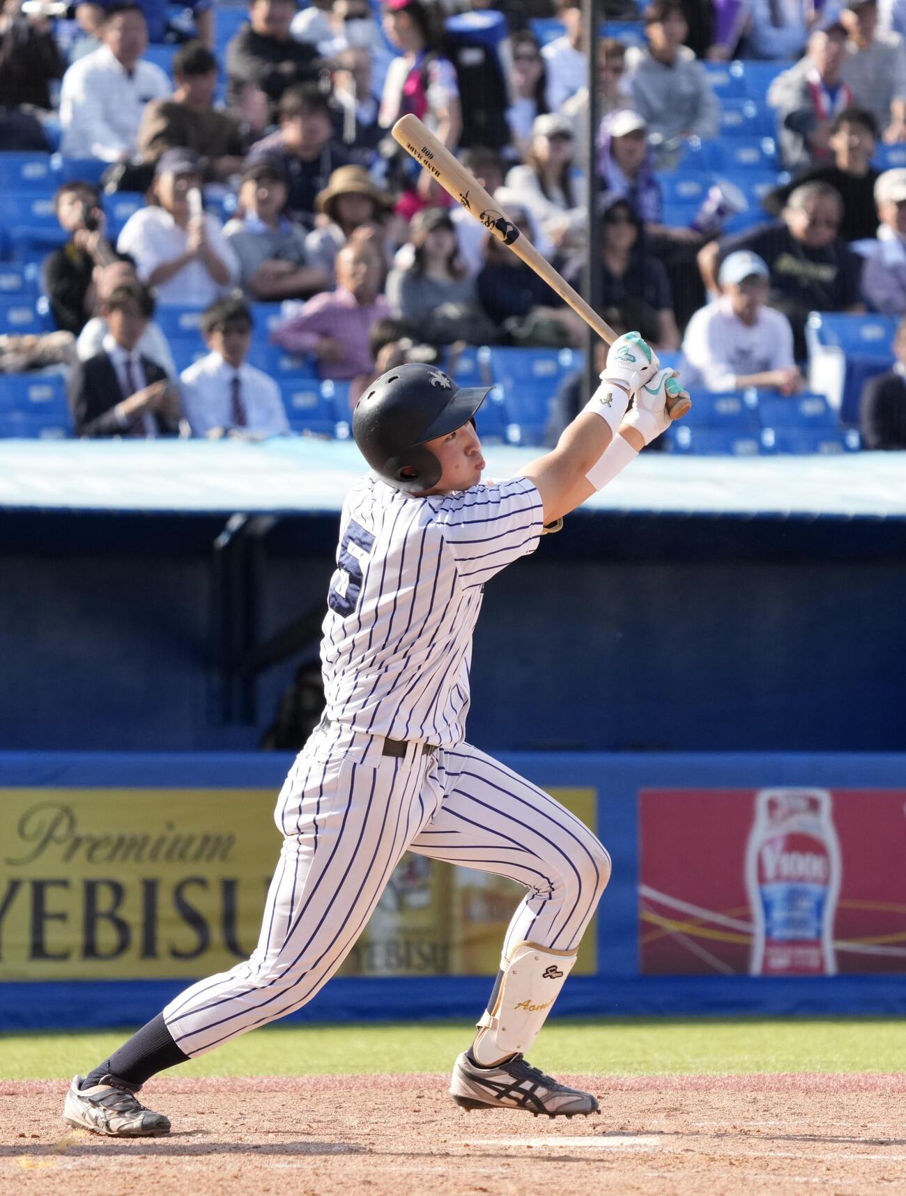 立大対明大　4回表立大1死満塁、右犠飛を放つ青峰良瑛（撮影・小島史椰）
