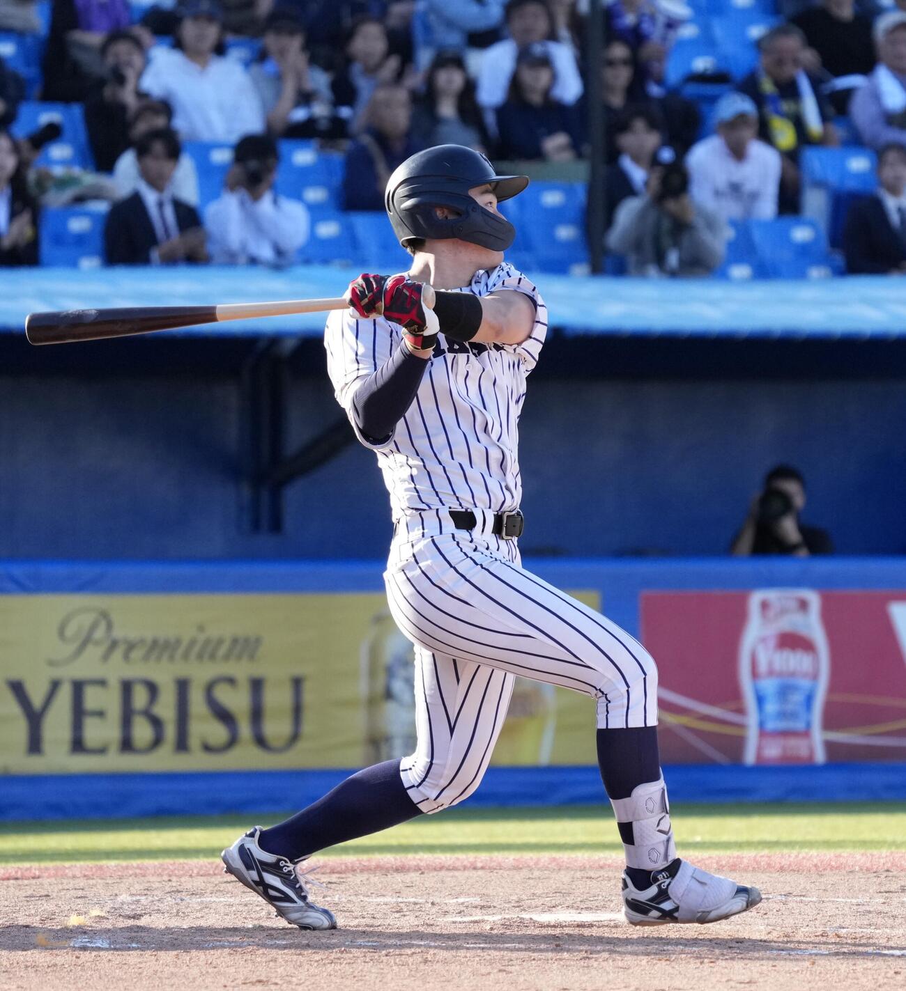 立大対明大　8回表立大無死三塁、左犠飛を放つ長島颯（撮影・小島史椰）
