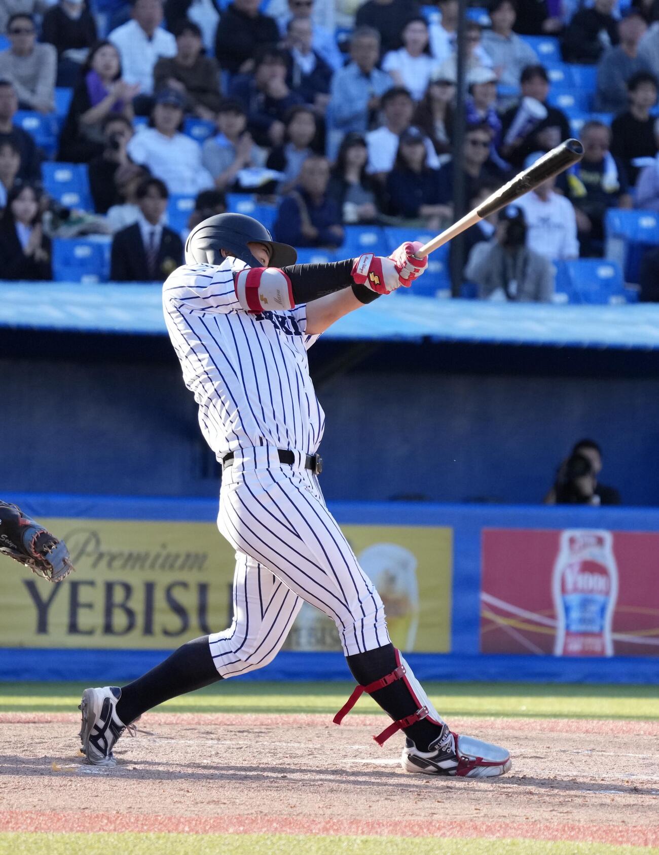 立大対明大　8回表立大1死一塁、勝ち越しの適時二塁打を放つ丸山一喜（撮影・小島史椰）