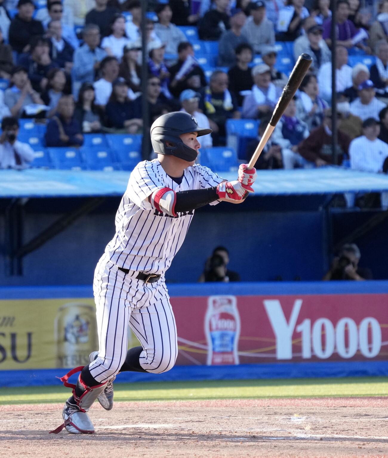 立大対明大　8回表立大1死一塁、勝ち越しの適時二塁打を放つ丸山一喜（撮影・小島史椰）