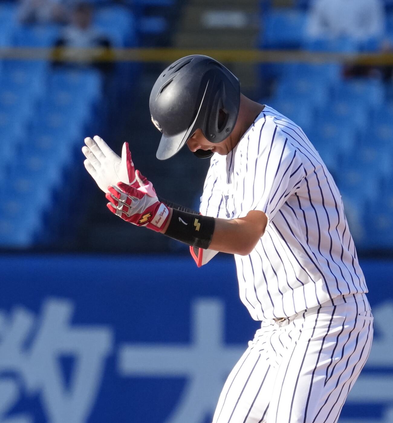 立大対明大　8回表立大1死一塁、勝ち越しの適時二塁打を放ち喜ぶ丸山一喜（撮影・小島史椰）