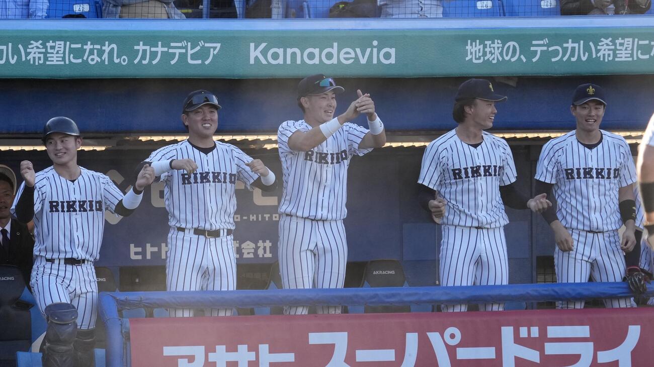 立大対明大　8回表立大1死一塁、丸山一喜が勝ち越しの適時二塁打を放ち喜ぶ立大の選手たち（撮影・小島史椰）
