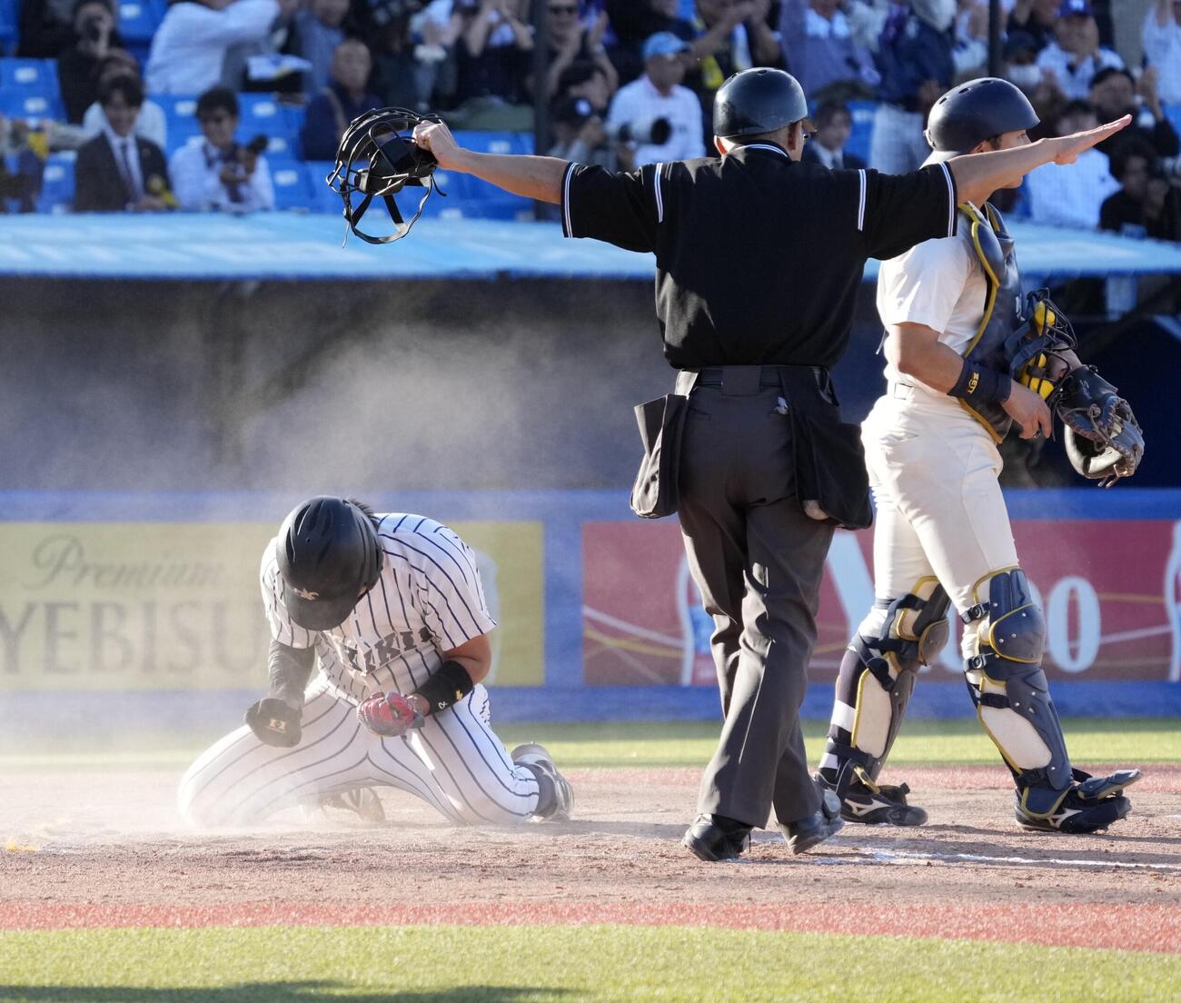 立大対明大　8回表立大1死一塁、丸山一喜の勝ち越しの適時二塁打で生還しガッツポーズをする村本勇海（左）（撮影・小島史椰）
