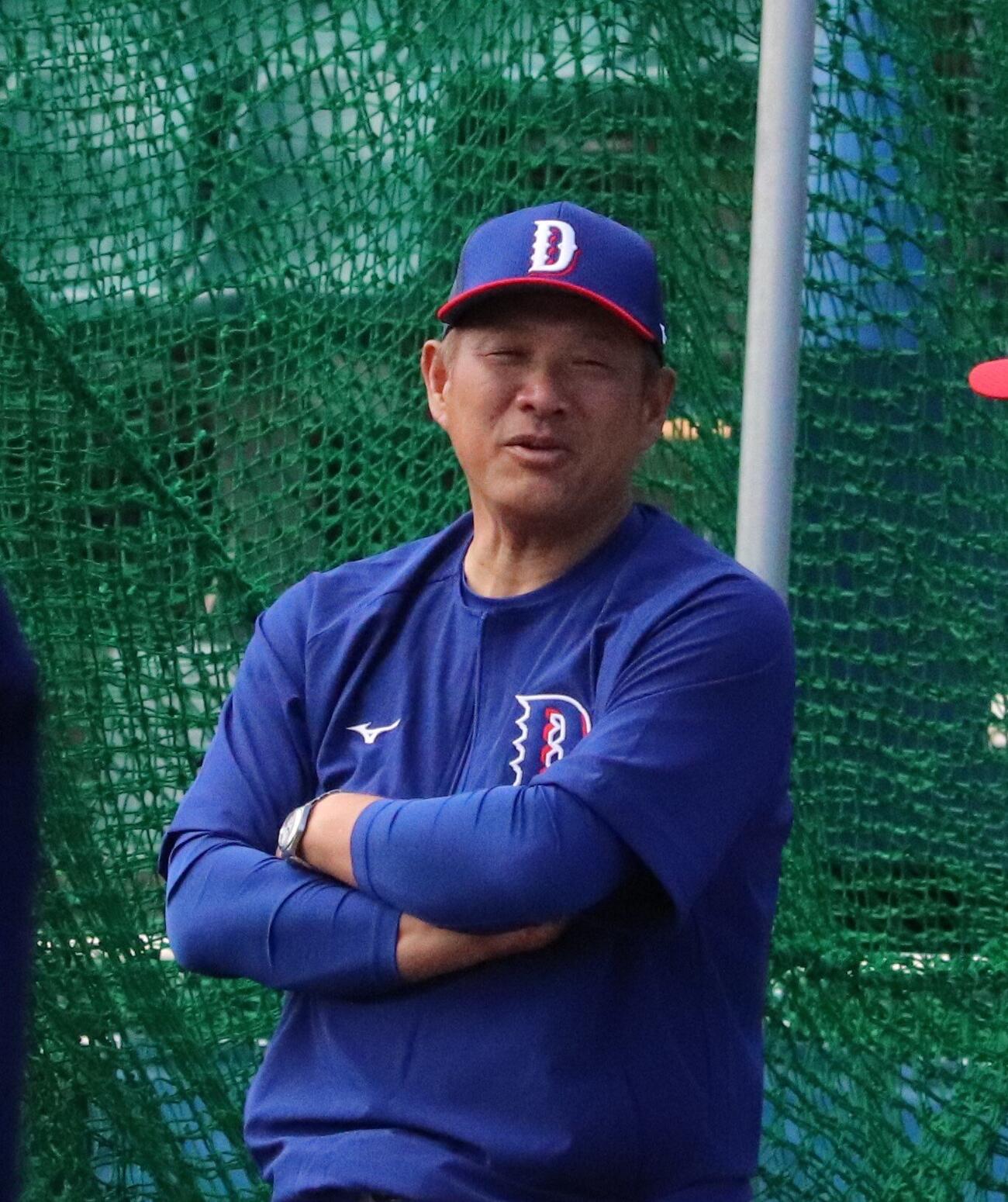秋季練習最終日にチームに合流した来季から打撃コーチを務める中日山崎武司氏
