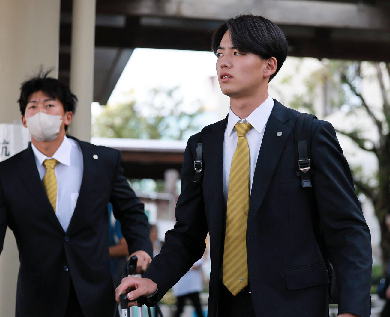 高知龍馬空港に到着した阪神早瀬朔（右）と立石正広（撮影・上山淳一）