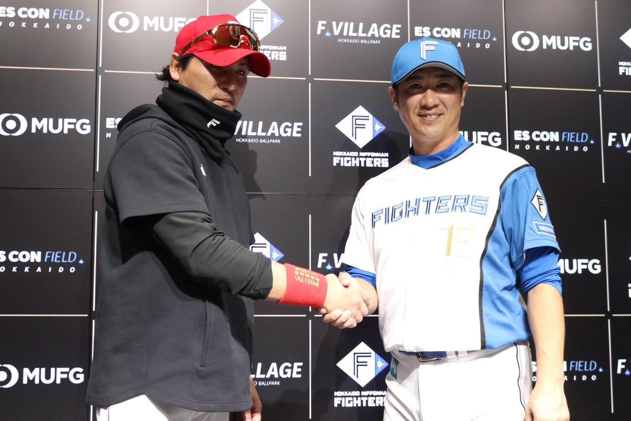 就任会見で写真撮影を行う日本ハム西岡剛野手総合コーチ（右）と新庄剛志監督（撮影・中島宙恵）