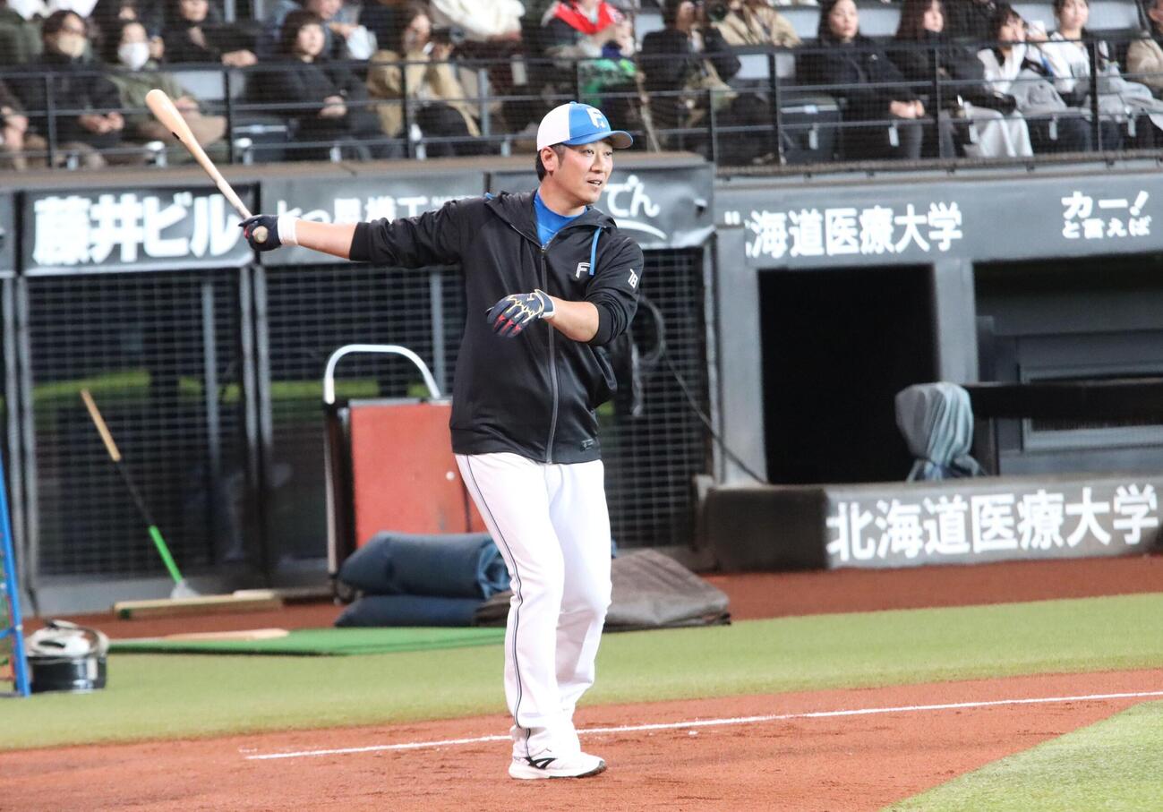 左打ちででノックする日本ハム西岡野手総合コーチ=エスコンフィールド、永野高輔撮影