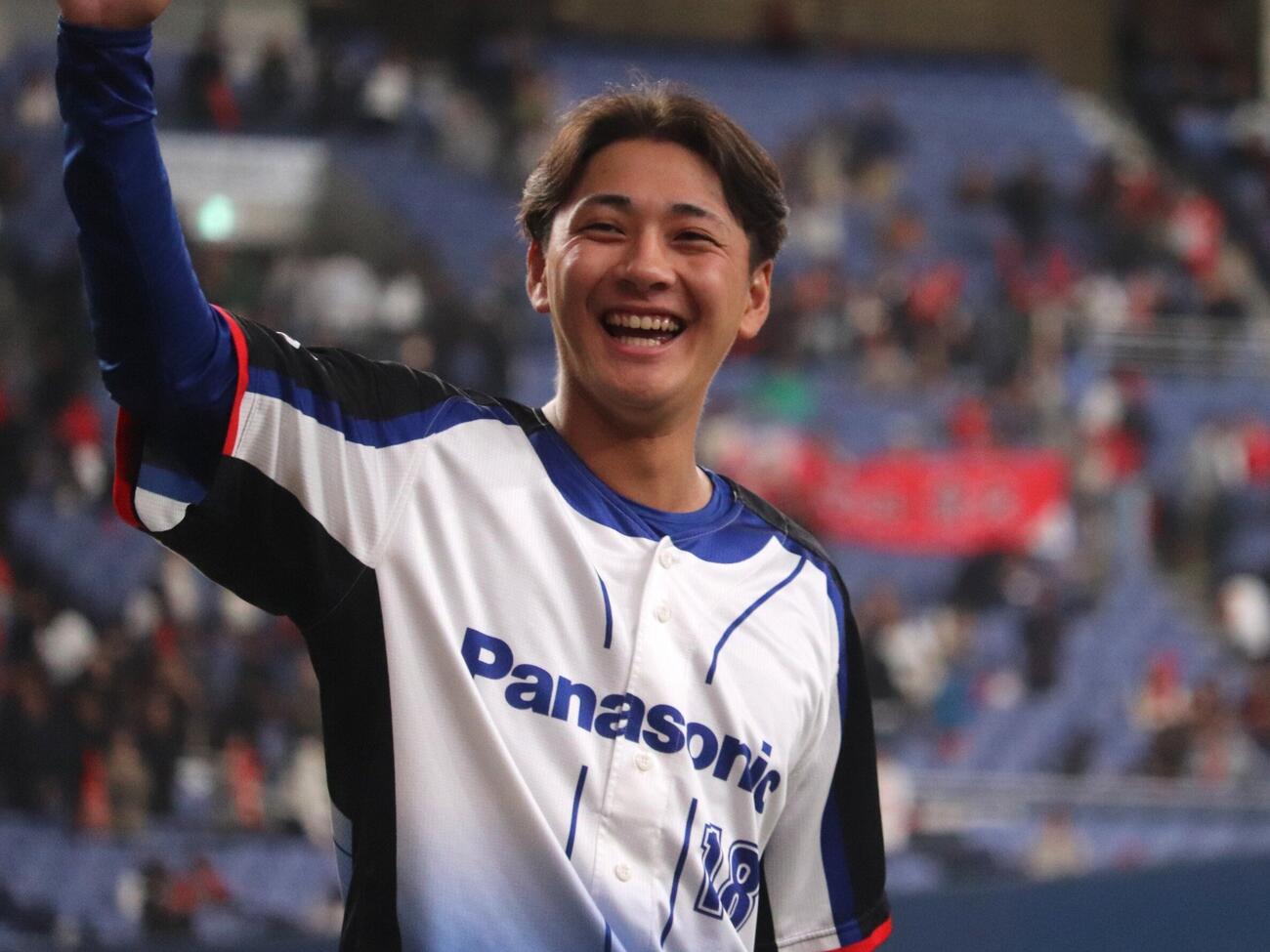 パナソニック対日本生命　試合後、観客席に手を振るパナソニック柿本晟弥（撮影・中島麗）
