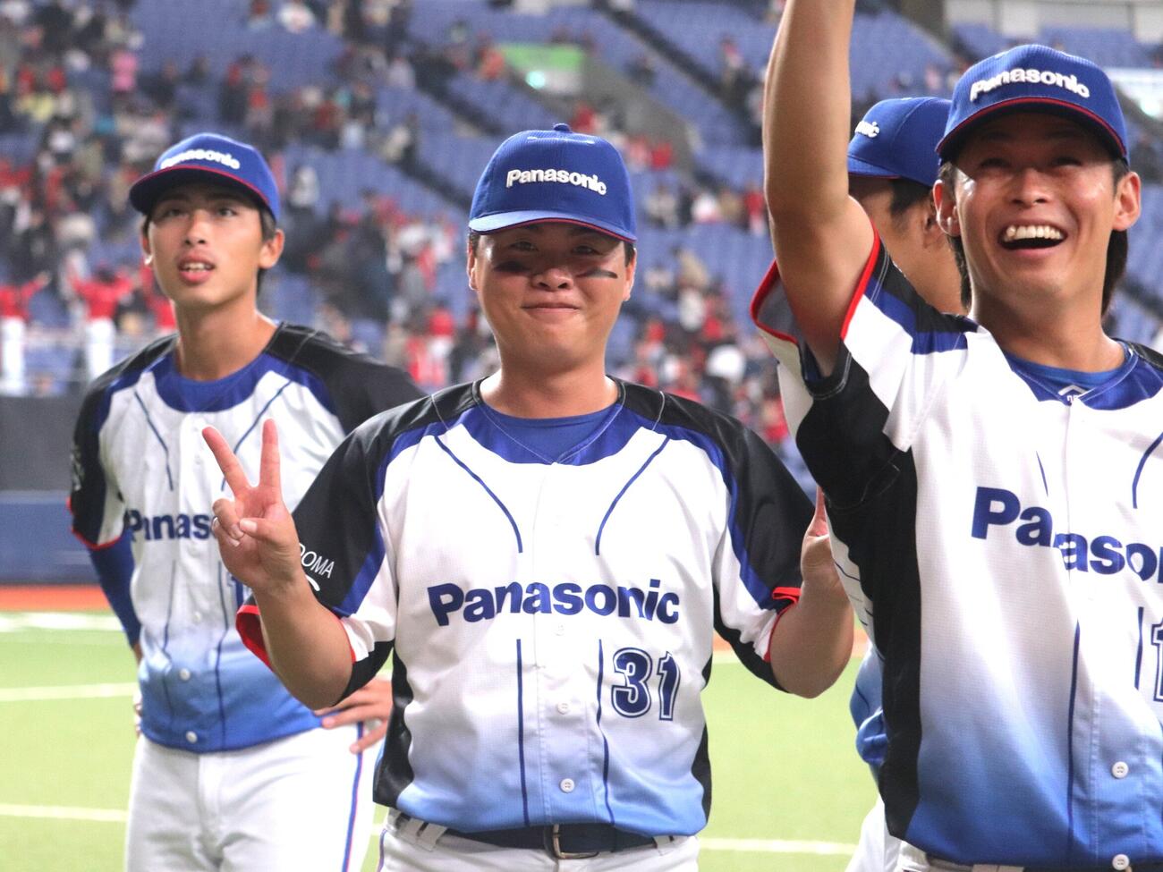 パナソニック対日本生命　試合後、カメラに向かってポーズをとるパナソニック野波（撮影・中島麗）