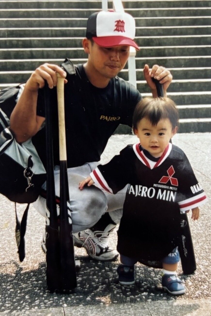 三菱自動車岡崎で選手時代の父・尚伸さんと写真に納まる、パナソニック野波祐太郎選手（写真提供・尚伸さん）