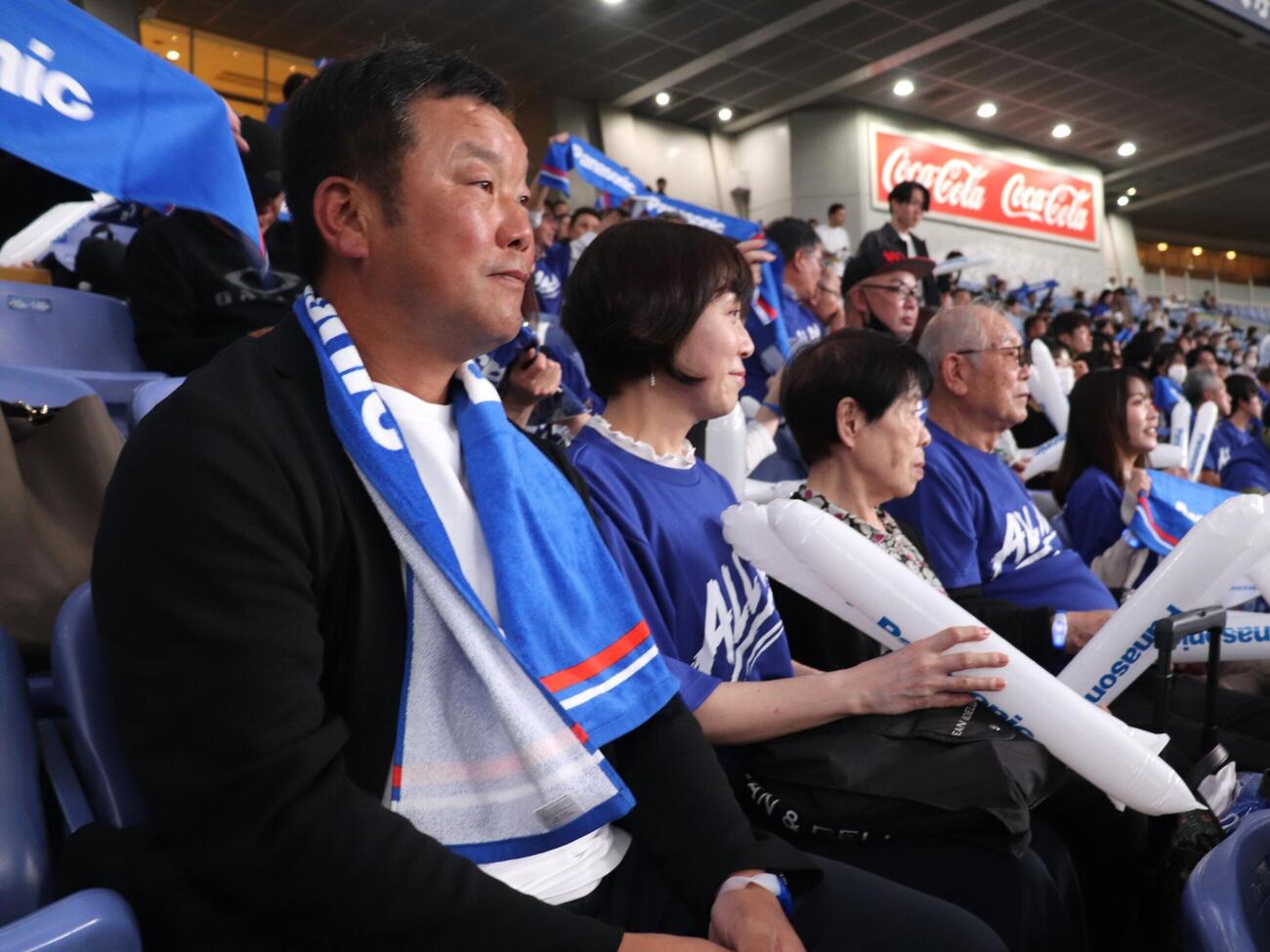 パナソニック対日本生命　パナソニック野波祐太郎内野手の応援に駆けつけた父で兵庫三菱自動車監督の尚伸さん（左）と母、祖父母、姉（撮影・中島麗）