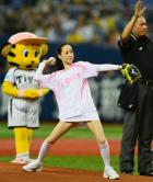 阪神】松田聖子がワンバウンド始球式 : nikkansports.com