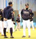 室内練習場でオリックス糸井(左)と笑顔で話す森脇監督(撮影・今中雄樹)