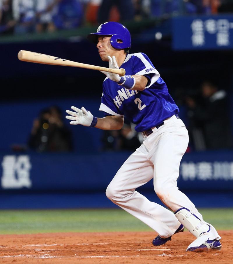 中日が「荒木雅博デー」2000安打達成の祝杯を - 野球 : 日刊スポーツ