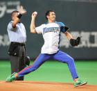 陸上10種の右代、剛速球ワンバン始球式