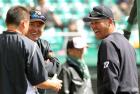 巨人対中日　試合前、談笑する巨人原監督（中央）と中日谷繁兼任監督（撮影・河野匠）