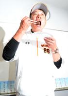 美崎牛の贈呈を受け試食する巨人原監督