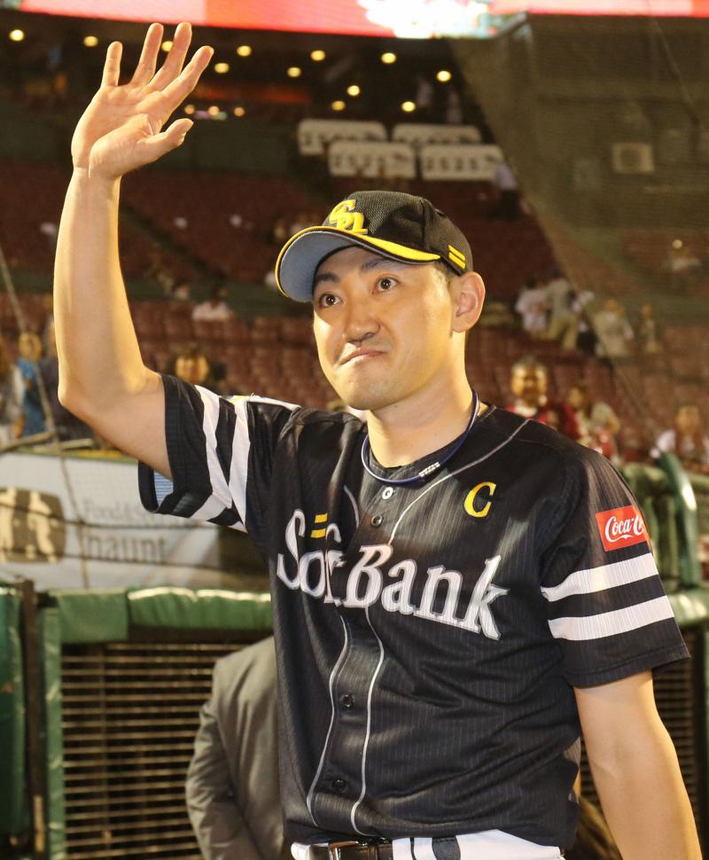 超希少アンダーシャツ ソフトバンク時代の内川選手 プロ野球：ソフトバンクの内川、2000本安打へ [写真特集5/6