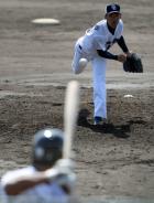 シート打撃に登板し、福田に投げ込む又吉(撮影・前岡正明)