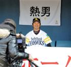 笑顔で宝くじロト７のＣＭ撮影に臨む中田（撮影・菊川光一）