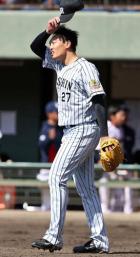 1回裏ヤクルト2死二塁、秋山は畠山に適時打を浴び汗を拭う(撮影・加藤哉)
