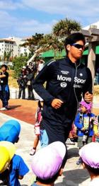 子どもたちの脇をランニングする日本ハム大谷（撮影・黒川智章）