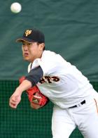 ブルペンで力のこもった投球を見せる巨人内海（撮影・河野匠）