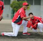 投手陣ノックでエラーをし、最初からやり直しになり膝をつく広島黒田