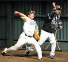 ブルペンで佐藤コーチ（右）の指導を受ける松坂（撮影・菊川光一）