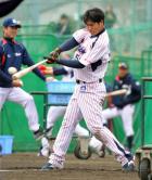 ロングティーで打ち込むヤクルト奥村