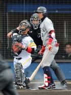 1回表オリックス無死、打者安達の時、駿太の二塁盗塁を阻止する斐紹