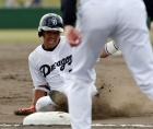 中日対ロッテ　８回裏中日１死、右中間に２本目の三塁打を放ち滑り込む井領