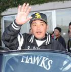 ファンに手を振り引きあげる工藤公康監督（撮影・菊川光一）