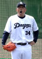 今キャンプ初めて打撃投手を務め気合の表情を見せる山本昌（撮影・前岡正明）