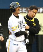 大山から死球を受け、痛そうな表情で左手を押さえながベンチに戻る城所(撮影・今中雄樹)