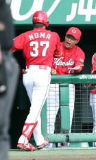 本塁打を放った野間（手前）を迎える緒方監督（撮影・河野匠）