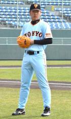 新しいグラブでキャッチボールをする巨人岡本(撮影・細江純平)