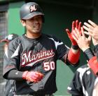 大嶺翔は左越え本塁打を放ちベンチ前でナインとタッチ(撮影・前岡正明)