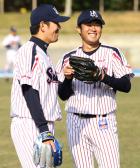 練習中、ヤクルト成瀬（左）と談笑する由規（撮影・江口和貴）
